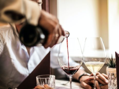 Service du vin à table