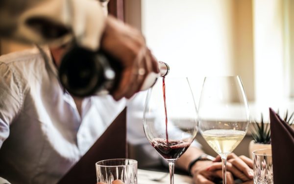 Service du vin à table
